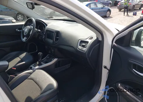 2019 Jeep Compass Latitude 4X4 z USA, uszkodzony, nr VIN 3C4NJDBB8KT741852